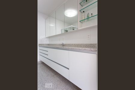 Banheiro de kitnet/studio para alugar com 1 quarto, 60m² em Bela Vista, São Paulo