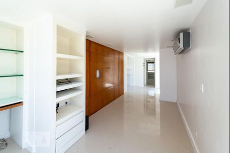 Apartamento à venda com 317m², 4 quartos e 3 vagas Apartamento à venda com 317m², 4 quartos e 3 vagasCobertura - Sala