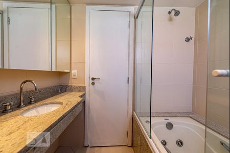 Apartamento à venda com 317m², 4 quartos e 3 vagas Apartamento à venda com 317m², 4 quartos e 3 vagasCobertura - Banheiro da Suíte