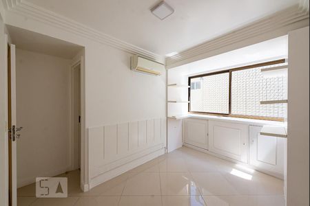 Apartamento à venda com 317m², 4 quartos e 3 vagas Apartamento à venda com 317m², 4 quartos e 3 vagasSuíte 2