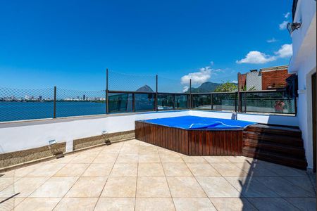 Apartamento à venda com 317m², 4 quartos e 3 vagas Apartamento à venda com 317m², 4 quartos e 3 vagasCobertura - Área Externa Piscina