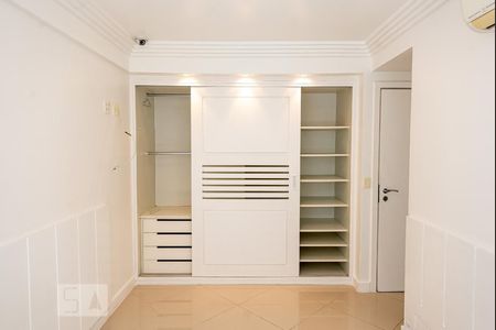 Apartamento à venda com 317m², 4 quartos e 3 vagas Apartamento à venda com 317m², 4 quartos e 3 vagasSuíte 2 - Armários