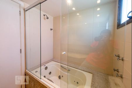 Apartamento à venda com 317m², 4 quartos e 3 vagas Apartamento à venda com 317m², 4 quartos e 3 vagasCobertura - Banheiro da Suíte