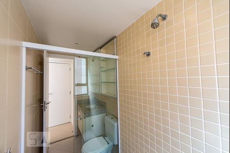 Apartamento à venda com 317m², 4 quartos e 3 vagas Apartamento à venda com 317m², 4 quartos e 3 vagasBanheiro da Suíte 2