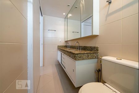 Apartamento à venda com 317m², 4 quartos e 3 vagas Apartamento à venda com 317m², 4 quartos e 3 vagasBanheiro da Suíte 1