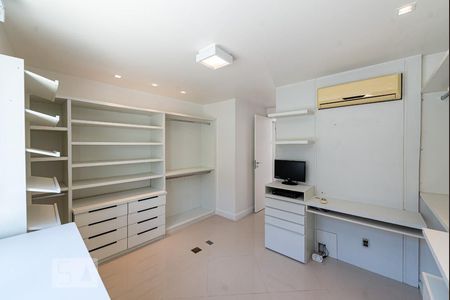 Apartamento à venda com 317m², 4 quartos e 3 vagas Apartamento à venda com 317m², 4 quartos e 3 vagasCobertura - Suíte