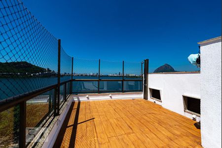 Apartamento à venda com 317m², 4 quartos e 3 vagas Apartamento à venda com 317m², 4 quartos e 3 vagasCobertura 3º piso