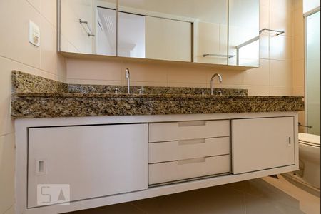 Apartamento à venda com 317m², 4 quartos e 3 vagas Apartamento à venda com 317m², 4 quartos e 3 vagasBanheiro da Suíte 1