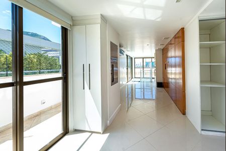 Apartamento à venda com 317m², 4 quartos e 3 vagas Apartamento à venda com 317m², 4 quartos e 3 vagasCobertura - Sala