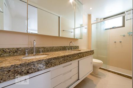 Apartamento à venda com 317m², 4 quartos e 3 vagas Apartamento à venda com 317m², 4 quartos e 3 vagasBanheiro da Suíte 1