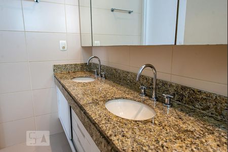 Apartamento à venda com 317m², 4 quartos e 3 vagas Apartamento à venda com 317m², 4 quartos e 3 vagasBanheiro da Suíte 1