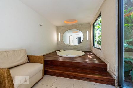 Apartamento à venda com 317m², 4 quartos e 3 vagas Apartamento à venda com 317m², 4 quartos e 3 vagasÁrea comum - Jacuzzi