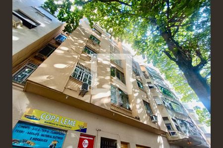 Apartamento à venda com 93m², 2 quartos e sem vaga Apartamento à venda com 93m², 2 quartos e sem vagaFachada com cartaz QA
