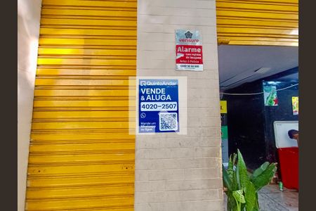 Apartamento à venda com 93m², 2 quartos e sem vaga Apartamento à venda com 93m², 2 quartos e sem vagaFachada com cartaz QA