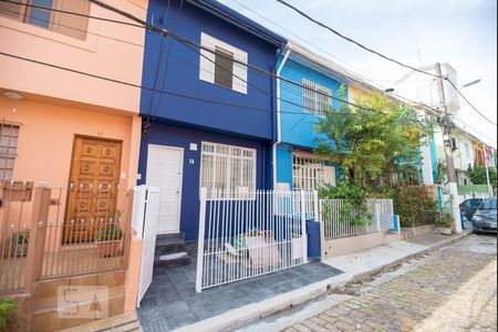 Casa à venda com 130m², 3 quartos e 2 vagas Casa à venda com 130m², 3 quartos e 2 vagasFachada