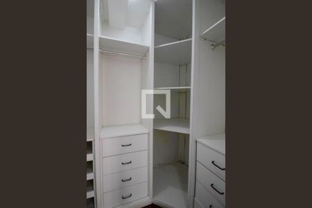 Closet da suíte de apartamento para alugar com 3 quartos, 100m² em Pinheiros, São Paulo