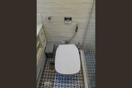 Banheiro de kitnet/studio para alugar com 1 quarto, 27m² em Catete, Rio de Janeiro