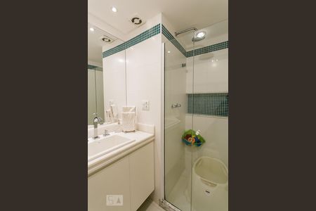 Banheiro de apartamento para alugar com 2 quartos, 80m² em Barra da Tijuca, Rio de Janeiro