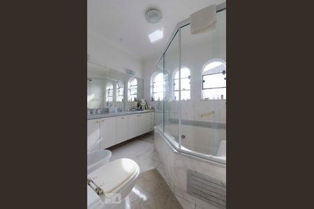 Casa à venda com 577m², 5 quartos e 7 vagasBanheiro Suíte 1