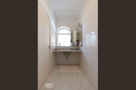 Casa à venda com 577m², 5 quartos e 7 vagasBanheiro Suíte 2