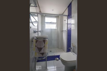 Banheiro social  de apartamento para alugar com 3 quartos, 130m² em Sumaré, São Paulo