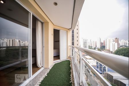 Varanda que liga a sala, quarto e área de serviço de kitnet/studio para alugar com 1 quarto, 43m² em Vila Olímpia, São Paulo