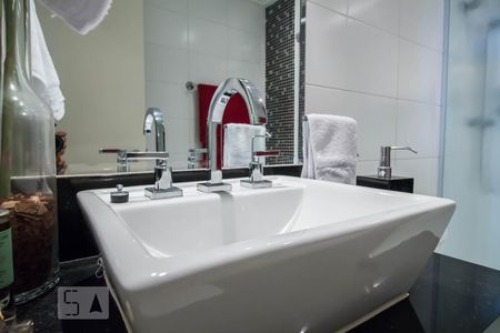 Apartamento para alugar com 86m², 2 quartos e 2 vagasBanheiro social detalhe