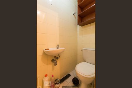 Banheiro de serviço de apartamento para alugar com 3 quartos, 110m² em Jardim Paulista, São Paulo
