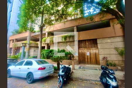Apartamento à venda com 70m², 1 quarto e 1 vagaFachada com cartaz QA