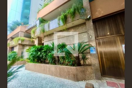 Apartamento à venda com 70m², 1 quarto e 1 vagaFachada com cartaz QA