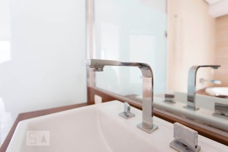 Detalhe torneira da suíte principal de apartamento para alugar com 3 quartos, 160m² em Lagoa, Rio de Janeiro