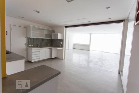 Área da cozinha com a sala de estar ao fundo de apartamento para alugar com 3 quartos, 160m² em Lagoa, Rio de Janeiro