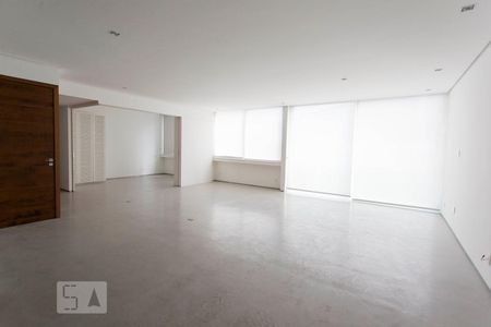 Sala com a porta do quarto extra aberta, mostrando a amplitude da sala de apartamento para alugar com 3 quartos, 160m² em Lagoa, Rio de Janeiro