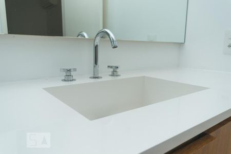 Apartamento para alugar com 108m², 2 quartos e 3 vagasDetalhe do banheiro da suíte 2