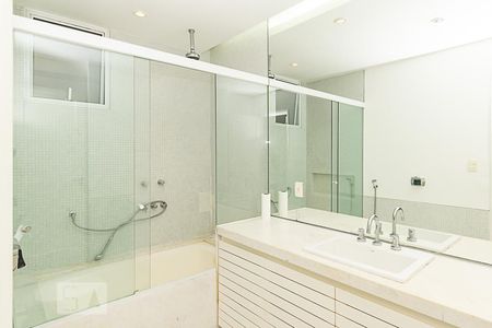 Banheiro Social - 1 de apartamento para alugar com 2 quartos, 81m² em Flamengo, Rio de Janeiro