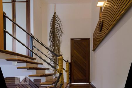 Escada de apartamento para alugar com 1 quarto, 47m² em Lourdes, Belo Horizonte