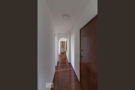 Corredor de entrada de apartamento para alugar com 2 quartos, 60m² em Higienópolis, São Paulo