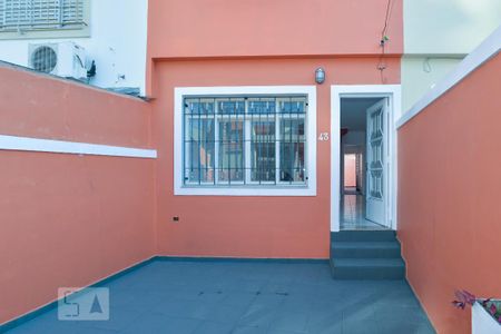 Casa para alugar com 98m², 2 quartos e 1 vaga Casa para alugar com 98m², 2 quartos e 1 vagaFachada