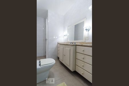 Banheiro de apartamento para alugar com 3 quartos, 120m² em Jardim Botânico, Rio de Janeiro