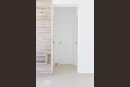 Corredor de acesso aos quartos e banheiro  de apartamento para alugar com 2 quartos, 50m² em Chácara Califórnia, São Paulo