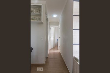 Corredor de acesso aos quartos e banheiro  de apartamento para alugar com 2 quartos, 52m² em Jardim Ibitirama, São Paulo