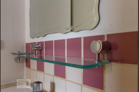 Apartamento para alugar com 70m², 3 quartos e 2 vagasDetalhe do azulejo e porta objetos banheiro social 