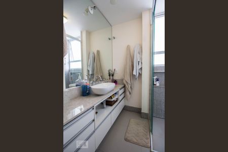 Banheiro suíte de apartamento para alugar com 2 quartos, 90m² em Cerqueira César, São Paulo