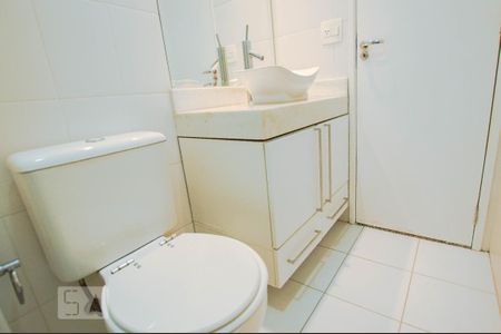 Banheiro de apartamento para alugar com 2 quartos, 74m² em Água Branca, São Paulo