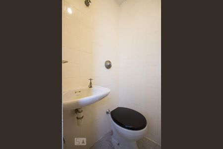 Banheiro de Serviço de apartamento para alugar com 3 quartos, 96m² em Jardim das Acácias, São Paulo