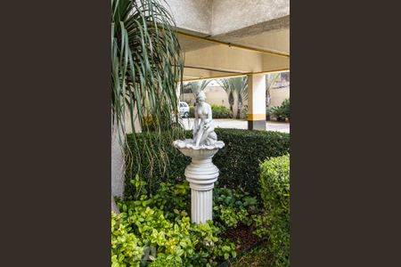 Apartamento para alugar com 60m², 3 quartos e 1 vagaEstátua próxima da entrada. 