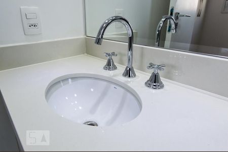 Banheiro da suíte de apartamento para alugar com 2 quartos, 83m² em Alphaville Empresarial, Barueri