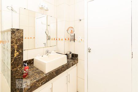 Banheiro Social - 3 de apartamento para alugar com 3 quartos, 108m² em Laranjeiras, Rio de Janeiro