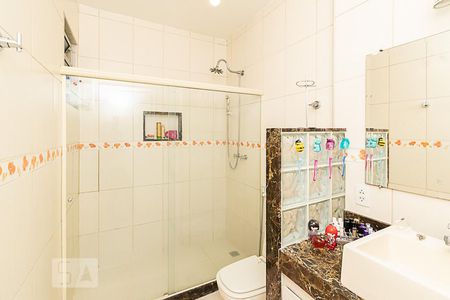 Banheiro Social - 1 de apartamento para alugar com 3 quartos, 108m² em Laranjeiras, Rio de Janeiro
