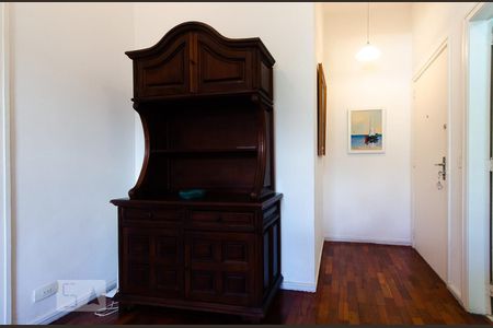Detalhe armário estilo colonial para guardar louças de apartamento para alugar com 3 quartos, 80m² em Jardim Botânico, Rio de Janeiro